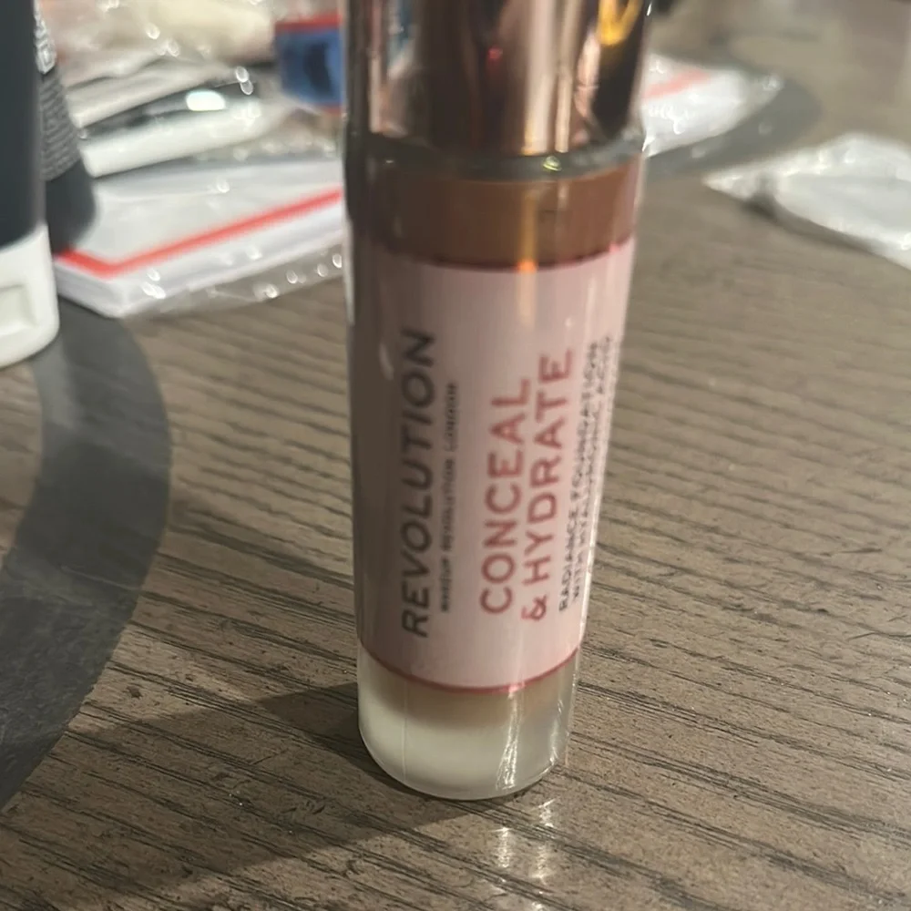 Revolution Conceal & Hydrate Concealer - Cream